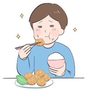 揚げ物を食べる男性