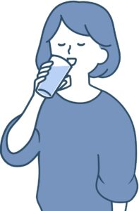 コップの水を飲む女性